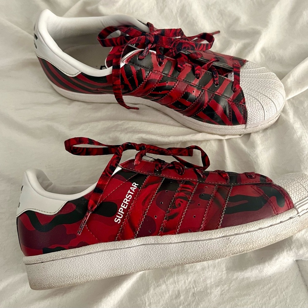 👑✅PRICE FIRM✅ Limited Edition🔥🔥🔥 Red Camo Rose Adidas Superstar - Picture 3 of 16
